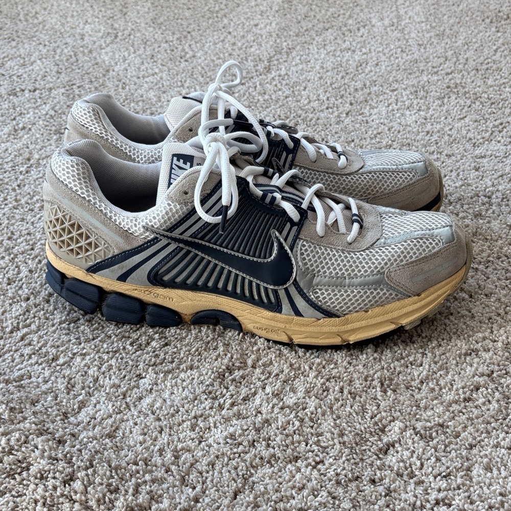 Men’s - Nike Zoom Vomero 5
Thunder Blue Cream